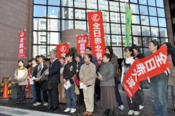 日赤本社要請行動をおこなった組合員（2010年３月５日）
