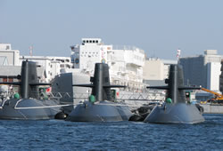 軍港に並ぶ自衛隊の潜水艦