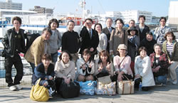 平和ツアーの参加者（汐入桟橋で）